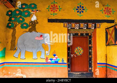 Farbenfrohe Wandmalerei im Inneren des Klosters Rinpun Dzong in Paro, Bhutan, Asien Stockfoto