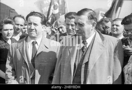 Warszawa, Okêcie, 1946-07-17. Powitanie delegacji hiszpañskiej, która przyjecha³a na uroczystoœæ 10-tej rocznicy rozpoczêcia Walk w Hiszpanii. NZ. m.in. cz³onek Biura Politycznego Komunistycznej Partii Hiszpanii Antonio Mije (w pierwszym rzêdzie, L), genera³ Juan Modesto (C), sekretarz Powszechnego Zwi¹zku Pracuj¹cych (Union General de Trabajadores; UGT) Ramon Gonzalez Pena (P). msa PAP/Stanis³aw D¹browiecki Warschau, Flughafen Okecie, 17. Juli 1946. Die Begrüßungszeremonie der spanischen Delegation, die zu Feierlichkeiten anlässlich des 10th. Jahrestages des Ausbruchs der zivilen Welle nach Polen gekommen ist Stockfoto
