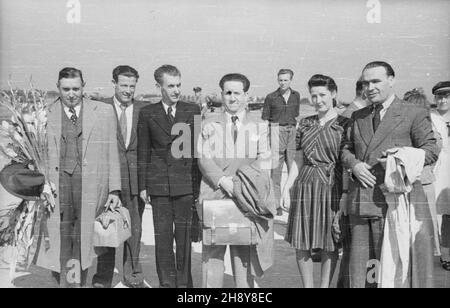 Warszawa, Okêcie, 1946-07-17. Powitanie delegacji hiszpañskiej, która przyjecha³a na uroczystoœæ 10-tej rocznicy rozpoczêcia Walk w Hiszpanii. NZ. Sekretarz Powszechnego Zwi¹zku Pracuj¹cych (Union General de Trabajadores; UGT) Ramon Gonzalez Pena (1L), genera³ Juan Modesto (2L), pose³ nadzwyczajny i Minister pe³nomocnik Manuel Sanchez Arcas (3L), cz³onek Biura Politycznego Komunistycznej Partii Hiszpanii Mije (4L), genera³ Enrique p³aszczem/Lister Stanis³aw D¹browiecki Warschau, Flughafen Okecie, 17. Juli 1946. Die Begrüßungszeremonie der spanischen Delegation, die Stockfoto