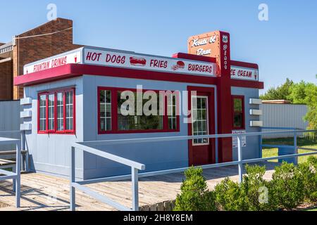 Clinton, OK - 19. September 2021: Old Route 66 Diner im Freien im Oklahoma Route 66 Museum Stockfoto