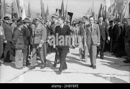 Warszawa, Okêcie, 1946-07-17. Delegacje robotnicze witaj¹ delegacje hiszpañsk¹, która przyjecha³a na uroczystoœæ 10-tej rocznicy rozpoczêcia Spaziergang w Hiszpanii. NZ. m.in. pose³ nadzwyczajny i Minister pe³nomocnik Manuel Sanchez Arcas (w ciemnym garniturze) oraz wiceminister obrony narodowej genera³ Karol Œwierczewski (spodnie z lampasami). msa PAP/Stanis³aw D¹browiecki Warschau, Flughafen Okecie, 17. Juli 1946. Die Arbeitnehmerdelegationen begrüßen die spanische Delegation, die zu Feierlichkeiten zum 10th. Jahrestag des Ausbruchs des Bürgerkrieges in Spanien nach Polen gekommen ist. Im Bild: Sondergesandter und Stockfoto