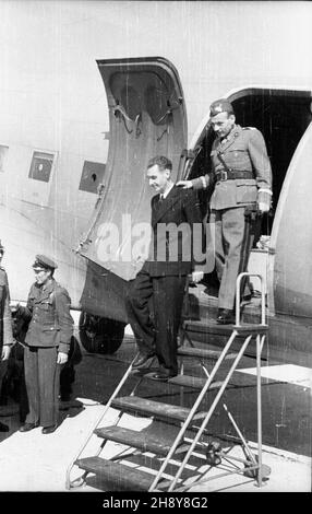 Warszawa, Okêcie, 1946-07-17. Powitanie delegacji hiszpañskiej, która przyjecha³a na uroczystoœæ 10-tej rocznicy rozpoczêcia Walk w Hiszpanii. NZ. pose³ nadzwyczajny ich Minister pe³nomocnik Manuel Sanchez Arcas (w ciemnym garniturze) wysiada z samolotu. msa PAP/Stanis³aw D¹browiecki Warschau, Flughafen Okecie, 17. Juli 1946. Begrüßung der spanischen Delegation, die zu den Feierlichkeiten zum 10th. Jahrestag des Ausbruchs des Bürgerkrieges in Spanien nach Polen gekommen ist. Im Bild: Sondergesandter und bevollmächtigter Minister Manuel Sanchez Arcas (in dunkler Farbe) verlässt das Flugzeug. msa PAP/Stanislaw Stockfoto