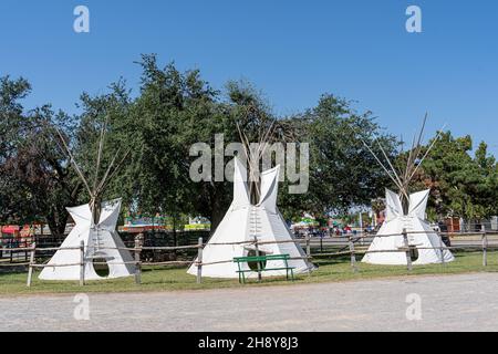 Oklahoma City, OK - 18. September 2021: 3 Weiße Tipis im Frontier Experience Bereich der Oklahoma State Fair. Stockfoto