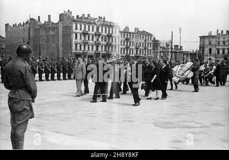 Warszawa, 1946-07-18. Delegacja hiszpañskiego rz¹du republikañskiego, która przyjecha³a na uroczystoœci z okazji 10-tej rocznicy rozpoczêcia Walk w Hiszpanii, sk³ada wieñce na Grobie Nieznanego ¯o³nierza przy placu Zwyciêstwa. W uroczystoœci uczestnicz¹ tak¿e przedstawiciele w³adz polskich. msa PAP/Stanis³aw D¹browiecki Warschau, 18. Juli 1946. Eine Delegation der spanischen republikanischen Regierung, die zu Zeremonien anlässlich des 10th. Jahrestages des Ausbruchs des Bürgerkrieges in Spanien nach Polen kam, legte Kränze am Grab des unbekannten Soldaten auf dem Zwyciestwa-Platz (Siegesplatz). Das Cerem Stockfoto