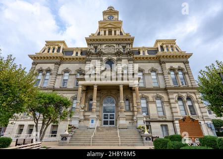 Zanesville, OH - 8. September 2021: Das Muskingum County Courthouse ist ein historisches Gebäude, das von T.B. entworfen wurde Townsend und H. E. Myer, erbaut 1877 in der Stockfoto