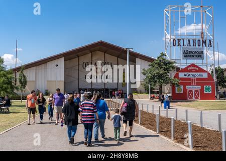 Oklahoma City, OK - 18. September 2021: Oklahoma Expo Hall und AGtropolis Adventure Building auf der Oklahoma State Fair. Stockfoto