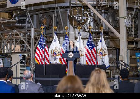 Greenbelt, Vereinigte Staaten von Amerika. 05. November 2021. Die US-Vizepräsidentin Kamala Harris hält Bemerkungen während ihres Besuchs im Goddard Space Flight Center am 5. November 2021 in Greenbelt, Maryland. Quelle: Taylor Mickal/NASA/Alamy Live News Stockfoto