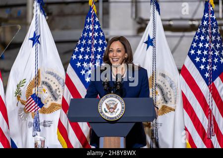 Greenbelt, Vereinigte Staaten von Amerika. 05. November 2021. Die US-Vizepräsidentin Kamala Harris hält Bemerkungen während ihres Besuchs im Goddard Space Flight Center am 5. November 2021 in Greenbelt, Maryland. Quelle: Taylor Mickal/NASA/Alamy Live News Stockfoto