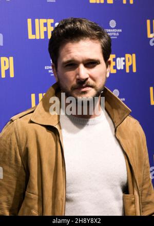 Kit Harrington besuchte Life of Pi im Wyndham’s Theatre, Charing Cross Rd, London, Großbritannien. 2nd. Dezember 2012. Stockfoto