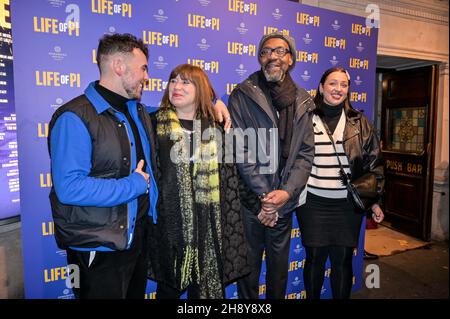 Lenny Henry und Lisa Makin nahmen an Life of Pi im Wyndham’s Theatre, Charing Cross Rd, London, Großbritannien, Teil. 2nd. Dezember 2012. Stockfoto