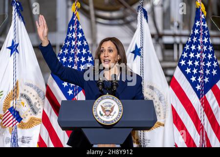 Greenbelt, Vereinigte Staaten von Amerika. 05. November 2021. Die US-Vizepräsidentin Kamala Harris hält Bemerkungen während ihres Besuchs im Goddard Space Flight Center am 5. November 2021 in Greenbelt, Maryland. Quelle: Taylor Mickal/NASA/Alamy Live News Stockfoto