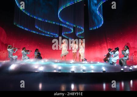 REDAKTIONELLE VERWENDUNG ONLY Little Mix (l-r Perrie Edwards, Jade Thirlwall und Leigh-Anne Pinnock) spielt während der Dreharbeiten für die Graham Norton Show im BBC Studioworks 6 Television Center, Wood Lane, London, die am Freitagabend auf BBC One ausgestrahlt werden. Stockfoto