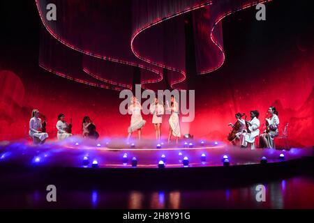 REDAKTIONELLE VERWENDUNG ONLY Little Mix (l-r Perrie Edwards, Jade Thirlwall und Leigh-Anne Pinnock) spielt während der Dreharbeiten für die Graham Norton Show im BBC Studioworks 6 Television Center, Wood Lane, London, die am Freitagabend auf BBC One ausgestrahlt werden. Stockfoto