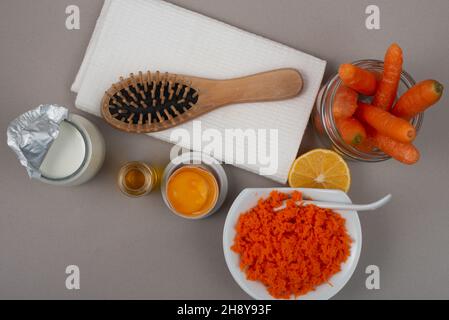 Bio natürliche hausgemachte Haarmaske mit Karotten. Stockfoto