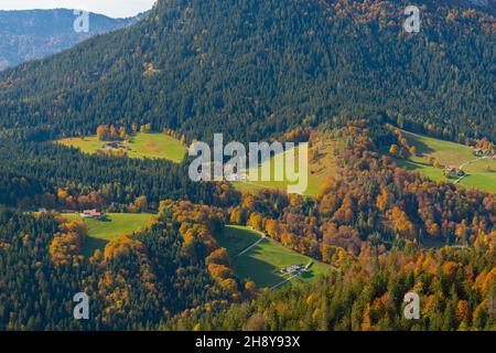 Blick auf das Tal mit Ammen und Weiden vom Mt. Kneifelspitz 1168m asl, Maria Gern, Berchtesgaden, Oberbayern, Süddeutschland Stockfoto