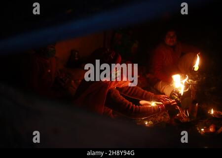 Kathmandu, Nepal. 2nd Dez 2021. Ein Anhänger heizt eine Öllampe an, während er während des Bala Chaturdashi-Festivals in Kathmandu am 3. Dezember 2021 ein religiöses Ritual im Pashupatinath-Tempel durchführt. (Bild: © Dipen Shrestha/ZUMA Press Wire) Stockfoto