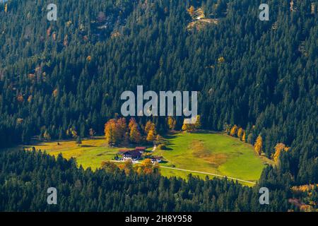 Blick auf das Tal mit Ammen und Weiden vom Mt. Kneifelspitz 1168m asl, Maria Gern, Berchtesgaden, Oberbayern, Süddeutschland Stockfoto