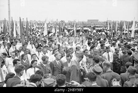 Warszawa, 1946-07-22. Podczas obchodów drugiej rocznicy odrodzenia Polski Ludowej, œwiêta 22 lipca, odby³a siê manifacja ludnoœci. Dokonano tak¿e uroczystego otwarcia mostu Poniatowskiego, odbudowanego po zniszczeniach wojennych. NZ. t³um uczestników Manifest. ms PAP Warschau, 22. Juli 1946. Die Einwohner von Warschau gingen anlässlich des 2nd. Jahrestages der Gründung der polnischen Volksrepublik am 22. Juli auf die Straße. Höhepunkt der Feierlichkeiten war die Inauguarion der Poniatowski-Brücke, die nach WW2 wieder aufgebaut wurde. Im Bild: Teilnehmer einer Demonstration. ms PAP Stockfoto