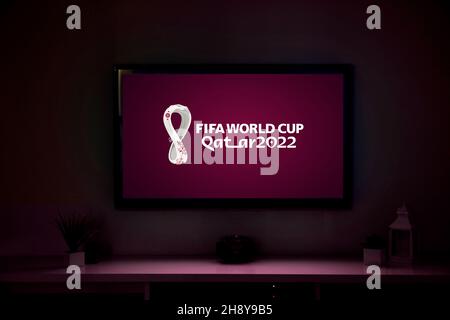 Doha, Katar – 02. Dezember 2021: Ein Smart TV mit dem Logo der FIFA Fußball-Weltmeisterschaft 2022 auf dem Bildschirm. Stockfoto