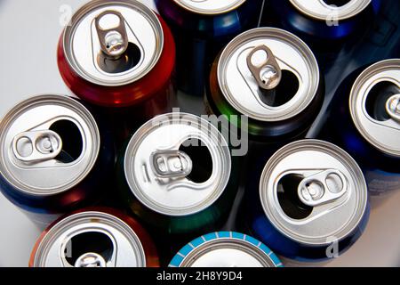 Draufsicht auf Aluminium-Limonadendosen auf einer weißen Oberfläche Stockfoto