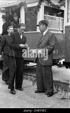 Warszawa, 1946-07-22. Podczas obchodów drugiej rocznicy odrodzenia Polski Ludowej, œwiêta 22 lipca, dokonano uroczystego otwarcia mostu Poniatowskiego, odbudowanego po zniszczeniach wojennych. NZ. Pierwszym na odbudowanym moœcie tramwajem by³ tramwaj linii nr 24. ms PAP/Stanis³aw D¹browiecki Warschau, 22. Juli 1946. Die nach WW2 rekonstruierte Poniatowski-Brücke wurde während der Feierlichkeiten zum 2nd. Jahrestag der Gründung der Polnischen Volksrepublik am 22. Juli eröffnet. Im Bild: Die Straßenbahn 1st, die die rekonstruierte Brücke überquert. ms PAP/Stanislaw Dabrowiecki Stockfoto