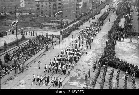 Warszawa, 1946-07-22. Podczas obchodów drugiej rocznicy odrodzenia Polski Ludowej, œwiêta 22 licca, ulicami miasta przesz³a parada. Dokonano tak¿e uroczystego otwarcia mostu Poniatowskiego, odbudowanego po zniszczeniach wojennych. NZ. parada na ulicach miasta. ms PAP/Stanis³aw D¹browiecki Warschau, 22. Juli 1946. Die nach WW2 rekonstruierte Poniatowski-Brücke wurde während der Feierlichkeiten zum 2nd. Jahrestag der Gründung der Polnischen Volksrepublik am 22. Juli eröffnet. Eine Demonstration ging durch die Straßen der Stadt. Im Bild: Die marschierenden Menschen. frau PAP/Stanislaw Dabrowiecki Stockfoto