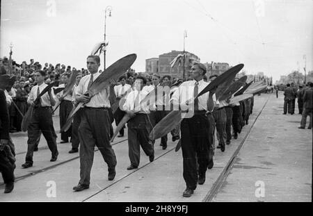 Warszawa, 1946-07-22. Podczas obchodów drugiej rocznicy odrodzenia Polski Ludowej, œwiêta 22 licca, ulicami miasta przesz³a parada. Dokonano tak¿e uroczystego otwarcia mostu Poniatowskiego, odbudowanego po zniszczeniach wojennych. NZ. parada na moœcie Poniatowskiego. frau PAP/Stanis³aw D¹browiecki Warschau, 22. Juli 1946. Die nach WW2 rekonstruierte Poniatowski-Brücke wurde während der Feierlichkeiten zum 2nd. Jahrestag der Gründung der Polnischen Volksrepublik am 22. Juli eröffnet. Eine Demonstration ging durch die Straßen der Stadt. Im Bild: Stadtbewohner marschieren über den Poniatowski B Stockfoto