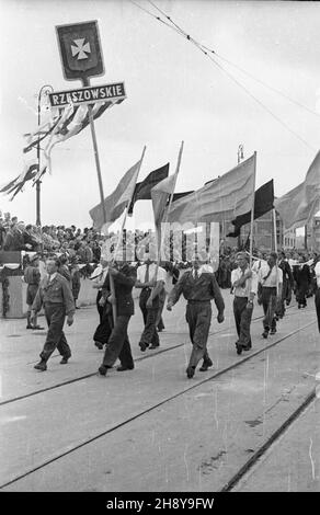 Warszawa, 1946-07-22. Podczas obchodów drugiej rocznicy odrodzenia Polski Ludowej, œwiêta 22 licca, ulicami miasta przesz³a parada. Dokonano tak¿e uroczystego otwarcia mostu Poniatowskiego, odbudowanego po zniszczeniach wojennych. NZ. parada na moœcie Poniatowskiego. frau PAP/Stanis³aw D¹browiecki Warschau, 22. Juli 1946. Die nach WW2 rekonstruierte Poniatowski-Brücke wurde während der Feierlichkeiten zum 2nd. Jahrestag der Gründung der Polnischen Volksrepublik am 22. Juli eröffnet. Eine Demonstration ging durch die Straßen der Stadt. Im Bild: Stadtbewohner marschieren über den Poniatowski B Stockfoto