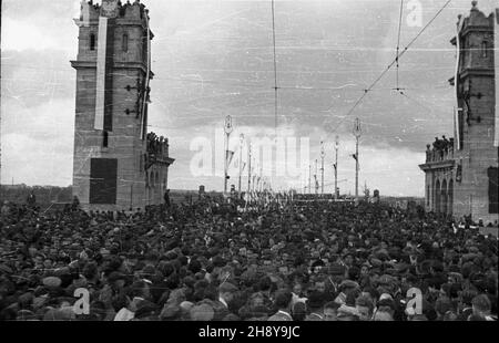 Warszawa, 1946-07-22. Podczas obchodów drugiej rocznicy odrodzenia Polski Ludowej, œwiêta 22 lipca, ulicami miasta przeszed³ pochód. Dokonano tak¿e uroczystego otwarcia mostu Poniatowskiego, odbudowanego po zniszczeniach wojennych. NZ. pochód na moœcie Poniatowskiego. frau PAP/Stanis³aw D¹browiecki Warschau, 22. Juli 1946. Die nach WW2 rekonstruierte Poniatowski-Brücke wurde während der Feierlichkeiten zum 2nd. Jahrestag der Gründung der Polnischen Volksrepublik am 22. Juli eröffnet. Eine Demonstration ging durch die Straßen der Stadt. Im Bild: Die Parade an der Poniatowski-Brücke. ms Stockfoto