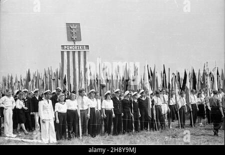 Warszawa, 1946-07-22. Podczas obchodów drugiej rocznicy odrodzenia Polski Ludowej, œwiêta 22 lipca, odby³a siê manifacja ludnoœci. Dokonano tak¿e uroczystego otwarcia mostu Poniatowskiego, odbudowanego po zniszczeniach wojennych. NZ. mieszkañcy regionu Pomorskiego podczas manianacji. ms PAP Warschau, 22. Juli 1946. Die nach WW2 rekonstruierte Poniatowski-Brücke wurde während der Feierlichkeiten zum 2nd. Jahrestag der Gründung der Polnischen Volksrepublik am 22. Juli eröffnet. Eine Demonstration ging durch die Straßen der Stadt. Im Bild: Die Einwohner der Region Pommern während des PAR Stockfoto