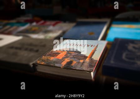 Ankara, Türkei - November 21 2021: Verschwommene Bücher und Zeitschriften auf dem Flohmarkt erhältlich. Buch über die Türkei ist auf dem Flohmarkt erhältlich. Stockfoto