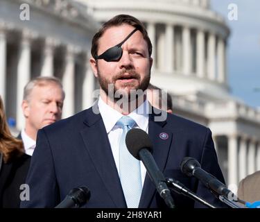 Washington, Usa. 02nd Dez 2021. Der US-Repräsentant Dan Crenshaw (R-TX) spricht auf einer Pressekonferenz über die Einführung des Crucial Communism Teaching Act (CCT) im Repräsentantenhaus. Kredit: SOPA Images Limited/Alamy Live Nachrichten Stockfoto