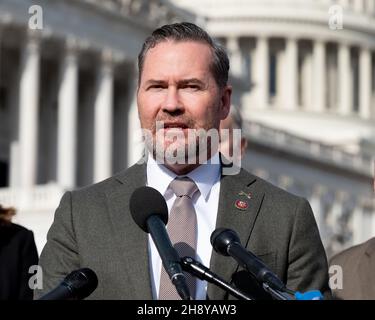 Washington, Usa. 02nd Dez 2021. Der US-Repräsentant Michael Waltz (R-FL) spricht auf einer Pressekonferenz über die Einführung des Crucial Communism Teaching Act (CCT) im Repräsentantenhaus. Kredit: SOPA Images Limited/Alamy Live Nachrichten Stockfoto