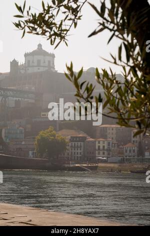 Typische neblige Landschaft entlang des Douro Flusses in Porto, Portugal Stockfoto