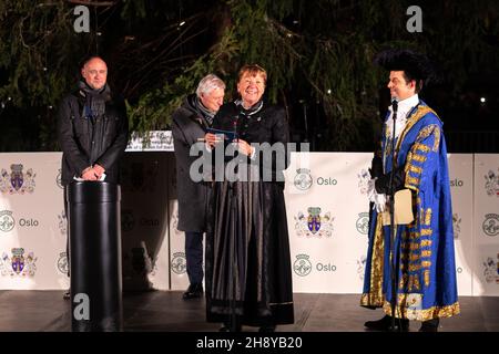 London, Großbritannien. 02nd Dez 2021. Marianne Borgen, Bürgermeisterin von Oslo (R2), hat während der Zeremonie eine Rede auf der Bühne gesehen.die jährliche Trafalgar-Weihnachtsbaumzeremonie findet seit dem 1947s statt. Eine riesige norwegische Fichte, die 25 Meter hoch ist, wird von den Menschen in Norwegen als Anerkennung der Unterstützung Großbritanniens während des Zweiten Weltkriegs nach London verschenkt. Der Weihnachtsbaum wird während der Zeremonie beleuchtet, mit Chören und Bands, die Weihnachtslieder aufführen. Kredit: SOPA Images Limited/Alamy Live Nachrichten Stockfoto