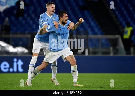 Roma, Italien. 02nd Dez 2021. Francesco Acerbi von der SS Lazio feiert mit Toma Basic nach dem Tor von 4-3, bestätigt durch den VAR, während der Serie A Fußballspiel zwischen SS Lazio und Udinese Calcio im Olimpico-Stadion in Rom (Italien), 2nd. Dezember 2021. Foto Antonietta Baldassarre/Insidefoto Kredit: Insidefoto srl/Alamy Live News Stockfoto