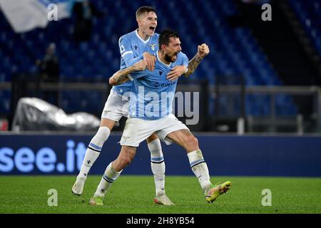 Roma, Italien. 02nd Dez 2021. Francesco Acerbi von der SS Lazio feiert mit Toma Basic nach dem Tor von 4-3, bestätigt durch den VAR, während der Serie A Fußballspiel zwischen SS Lazio und Udinese Calcio im Olimpico-Stadion in Rom (Italien), 2nd. Dezember 2021. Foto Antonietta Baldassarre/Insidefoto Kredit: Insidefoto srl/Alamy Live News Stockfoto