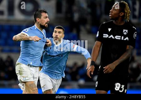 Roma, Italien. 02nd Dez 2021. Francesco Acerbi von der SS Lazio feiert mit Mattia Zaccagni nach dem Tor von 4-3, bestätigt durch den VAR, während der Serie A Fußballspiel zwischen SS Lazio und Udinese Calcio im Olimpico-Stadion in Rom (Italien), 2nd. Dezember 2021. Foto Antonietta Baldassarre/Insidefoto Kredit: Insidefoto srl/Alamy Live News Stockfoto