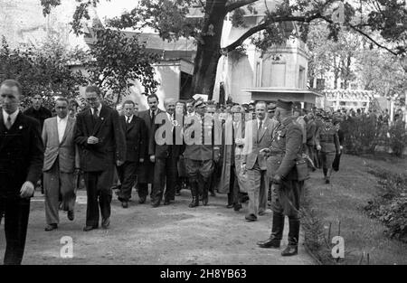 Bydgoszcz, 1946-08. Pomorska Wystawa Przemys³u, Rzemios³a i Handlu (17 lipca - 15 wrzeœnia). Wœród zieleni parku wyros³o ca³e miasteczko pawilonów i kiosków. Ekspozycja sta³a siê imponuj¹c¹ prezentacj¹ powojennego dorobku. Jej otwarcie uœwietni³o obchody 600-lecia Bydgoszczy. NZ. Przedstawiciele w³adz na wystawie, m.in.: Marsza³ek Micha³ Rola-¯ymierski (w Centrum), Minister lasów Stanis³aw Tkaczow (7L, z w¹sami). mw PAP Dok³adny dzieñ wydarzenia nieustalony. Bydgoszcz, 1946. August. Die Industrie-, Handwerks- und Handelsmesse Pomorska (Pommern) wurde am 17. Juli eröffnet und am 15. September geschlossen. A c Stockfoto