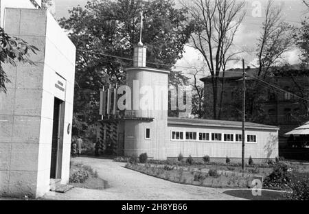 Bydgoszcz, 1946-08. Pomorska Wystawa Przemys³u, Rzemios³a i Handlu otwarta zosta³a 17 lipca, zamkniêta 15 wrzeœnia. Sta³a siê imponuj¹c¹ prezentacj¹ powojennego dorobku regionu, m.in. Bydgoszczy obchodz¹cej w³aœnie swoje 600-lecie. NZ. w Centrum pawilon wystawowy Okregowego Zarz¹du pracy WieŸniów w Potulicach, w których pokazywano prace wykonane przez skasanych. mw PAP/PAP Dok³adny dzieñ wydarzenia nieustalony. Bydgoszcz, 1946. August. Die Industrie-, Handwerks- und Handelsmesse Pomorska (Pommern) wurde am 17. Juli eröffnet und am 15. September geschlossen. Es war eine beeindruckende Präsentation von AC nach WW2 Stockfoto