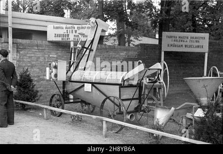 Bydgoszcz, 1946-08. Pomorska Wystawa Przemys³u, Rzemios³a i Handlu (17 lipca - 15 wrzeœnia). Jedno z czo³owych miejsc zaj¹³ tu powojenny dorobek przemys³u ¿elaznego, m.in. znalaz³y siê na ekspozycji produkty fabriyk z Dolnego Œl¹ska. NZ. w Centrum maszyny rolnicze z Zawidowa, z Fabryki Maszyn Rolniczych Siew, z prawej Fragment maszyny z w³oc³awskiej Fabryki Maszyn Rolniczych i Odlewni ¯eliwa. mw PAP Dok³adny dzieñ wydarzenia nieustalony. Bydgoszcz, 1946. August. Die Industrie-, Handwerks- und Handelsmesse Pomorska (Pommern) wurde am 17. Juli eröffnet und am 15. September geschlossen. Die Ausstellung wurde präsentiert Stockfoto