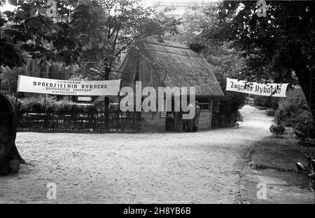 Bydgoszcz, 1946-08. Pomorska Wystawa Przemys³u, Rzemios³a i Handlu (17 lipca - 15 wrzeœnia). Wœród zieleni parku wyros³o ca³e miasteczko pawilonów i kiosków. Ekspozycja sta³a siê imponuj¹c¹ prezentacj¹ powojennego dorobku. Jej otwarcie uœwietni³o obchody 600 lecia Bydgoszczy. NZ. w krytym s³om¹ domku rybaka mieœci siê stoisko Pomorskiej Spó³dzielni Rybackiej Samopomoc Ch³opska. mw PAP Dok³adny dzieñ wydarzenia nieustalony. Bydgoszcz, 1946. August. Die Industrie-, Handwerks- und Handelsmesse Pomorska (Pommern) wurde am 17. Juli eröffnet und am 15. September geschlossen. Es war eine beeindruckende Präsentation von po Stockfoto