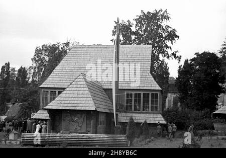 Bydgoszcz, 1946-08. Pomorska Wystawa Przemys³u, Rzemios³a i Handlu (17 lipca - 15 wrzeœnia). Sta³a siê imponuj¹c¹ prezentacj¹ powojennego dorobku Pomorza, m.in. Bydgoszczy obchodz¹cej w³aœnie swoje 600-lecie. Uczestniczy³o w niej ponad 1000 wystawców. NZ. Pawilony wstawowe przyci¹ga³y wielu zwiedzaj¹cych. mw PAP Dok³adny dzieñ wydarzenia nieustalony. Bydgoszcz, 1946. August. Die Industrie-, Handwerks- und Handelsmesse Pomorska (Pommern) wurde am 17. Juli eröffnet und am 15. September geschlossen. Es war eine beeindruckende Präsentation der Leistungen Pommerns nach WW2, einschließlich Bydgoszcz, das seine 6 feierte Stockfoto