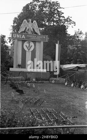 Bydgoszcz, 1946-08. Pomorska Wystawa Przemys³u, Rzemios³a i Handlu (17 lipca - 15 wrzeœnia). Jedno z czo³owych miejsc zaj¹³ tu powojenny dorobek przemys³u ¿elaznego. NZ. Maszyny rolnicze z fabriyki maszyn w Grudzi¹dzu. Na pierwszym planie brona zêbowa zawieszona, w g³êbi p³ugi, zgrapiarki. mw PAP Dok³adny dzieñ wydarzenia nieustalony. Bydgoszcz, 1946. August. Die Industrie-, Handwerks- und Handelsmesse Pomorska (Pommern) wurde am 17. Juli eröffnet und am 15. September geschlossen. Die Ausstellung präsentierte die Produktion der Metallurgie nach dem Krieg, einschließlich der Produkte, die von niederschlesischen Werken hergestellt wurden. Pictu Stockfoto