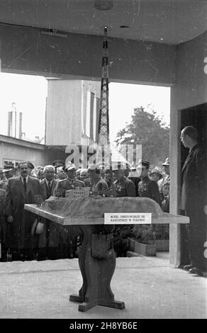 Bydgoszcz, 1946-08. Pomorska Wystawa Przemys³u, Rzemios³a i Handlu (17 lipca - 15 wrzeœnia). Wœród zieleni parku wyros³o ca³e miasteczko pawilonów i kiosków. Ekspozycja sta³a siê imponuj¹c¹ prezentacj¹ powojennego dorobku. Jej otwarcie uœwietni³o obchody 600-lecia Bydgoszczy. NZ. Modell odbudowuj¹cej siê radiostacji w Toruniu. Wœród zwiedzaj¹cych m.in. marsza³ek Micha³ Rola-¯ymierski (w Centrum), Minister lasów Stanis³aw Tkaczow (z w¹sami). mw PAP Dok³adny dzieñ wydarzenia nieustalony. Bydgoszcz, 1946. August. Die Industrie-, Handwerks- und Handelsmesse Pomorska (Pommern) wurde am 17. Juli und eröffnet Stockfoto