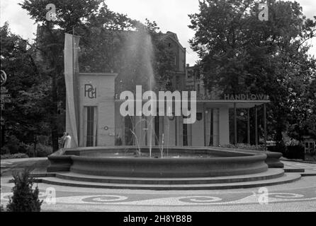 Bydgoszcz, 1946-08. Pomorska Wystawa Przemys³u, Rzemios³a i Handlu otwarta (17 lipca - 15 wrzeœnia). Sta³a siê imponuj¹c¹ prezentacj¹ powojennego dorobku, m.in. Bydgoszczy obchodz¹cej w³aœnie swoje 600 lecie. NZ. Pawilon Pañstwowej Centrali Handlowej (PCH). mw PAP Dok³adny dzieñ wydarzenia nieustalony. Bydgoszcz, 1946. August. Die Industrie-, Handwerks- und Handelsmesse Pomorska (Pommern) wurde am 17. Juli eröffnet und am 15. September geschlossen. Die Präsentation der Errungenschaften der Region nach WW2 hob die Feierlichkeiten zum 600th-jährigen Bestehen von Bydgoszcz hervor. Im Bild: Im Hintergrund die Paville Stockfoto