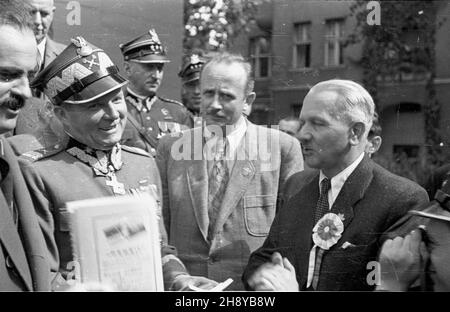 Bydgoszcz, 1946-08. Pomorska Wystawa Przemys³u, Rzemios³a i Handlu (17 lipca - 15 wrzeœnia). NZ. Przedstawiciele w³adz na wystawie. W pierwszym rzêdzie m.in.: marsza³ek Micha³ Rola-¯ymierski (2L), Minister lasów Stanis³aw Tkaczow (1L). mw PAP Dok³adny dzieñ wydarzenia nieustalony. Bydgoszcz, 1946. August. Die Industrie-, Handwerks- und Handelsmesse Pomorska (Pommern) wurde am 17. Juli eröffnet und am 15. September geschlossen. Im Bild: Vertreter der Behörden auf der Ausstellung, darunter Marschall Michal Rola-Zymierski (2nd von links), Forstminister Stanislaw Tkaczow (1st von links). mw PAP Stockfoto