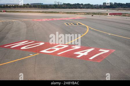 Palma, Spanien - 25. September 2019: Rotes Schild Nr. B747 auf dem Boden des Flughafens von Mallorca - Start- und Landebahn nicht für Boeing-Flugzeuge vorgesehen Stockfoto