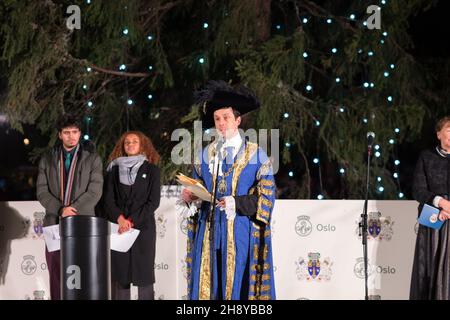 London, Großbritannien. 02nd Dez 2021. Lord Mayor of Westminster, Councillor Andrew Smith (M), hat während der Zeremonie eine Begrüßungsrede gehalten.die jährliche Trafalgar Christmas Tree Ceremony findet seit dem 1947s statt. Eine riesige norwegische Fichte, die 25 Meter hoch ist, wird von den Menschen in Norwegen als Anerkennung der Unterstützung Großbritanniens während des Zweiten Weltkriegs nach London verschenkt. Der Weihnachtsbaum wird während der Zeremonie beleuchtet, mit Chören und Bands, die Weihnachtslieder aufführen. (Foto von Belinda Jiao/SOPA Images/Sipa USA) Quelle: SIPA USA/Alamy Live News Stockfoto