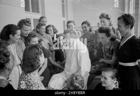 Gdañsk, 1946-08. Klinika Akademii Medycznej we Wrzeszczu, kierowana przez prof. Kornela Michejdê (nz. wœród pacjentek). Pacjentkami kliniki by³y g³ównie ofiary pseudomedycznych eksperymentów dokonywanych przez hitlerowców w obozie konzentracyjnym dla kobiet w Ravensbrück. bk PAP/Bogus³aw Lambach Dok³adny dzieñ wydarzenia nieustalony. Danzig, 1946. August. Krankenhaus der Medizinischen Hochschule in Wrzeszcz, verwaltet von Professor Kornel Michejda (abgebildet unter den Patienten). Die Patienten des Krankenhauses waren hauptsächlich Opfer pseudomedizinischer Experimente, die von den Nazis im Frauenkonzentrationslager durchgeführt wurden Stockfoto